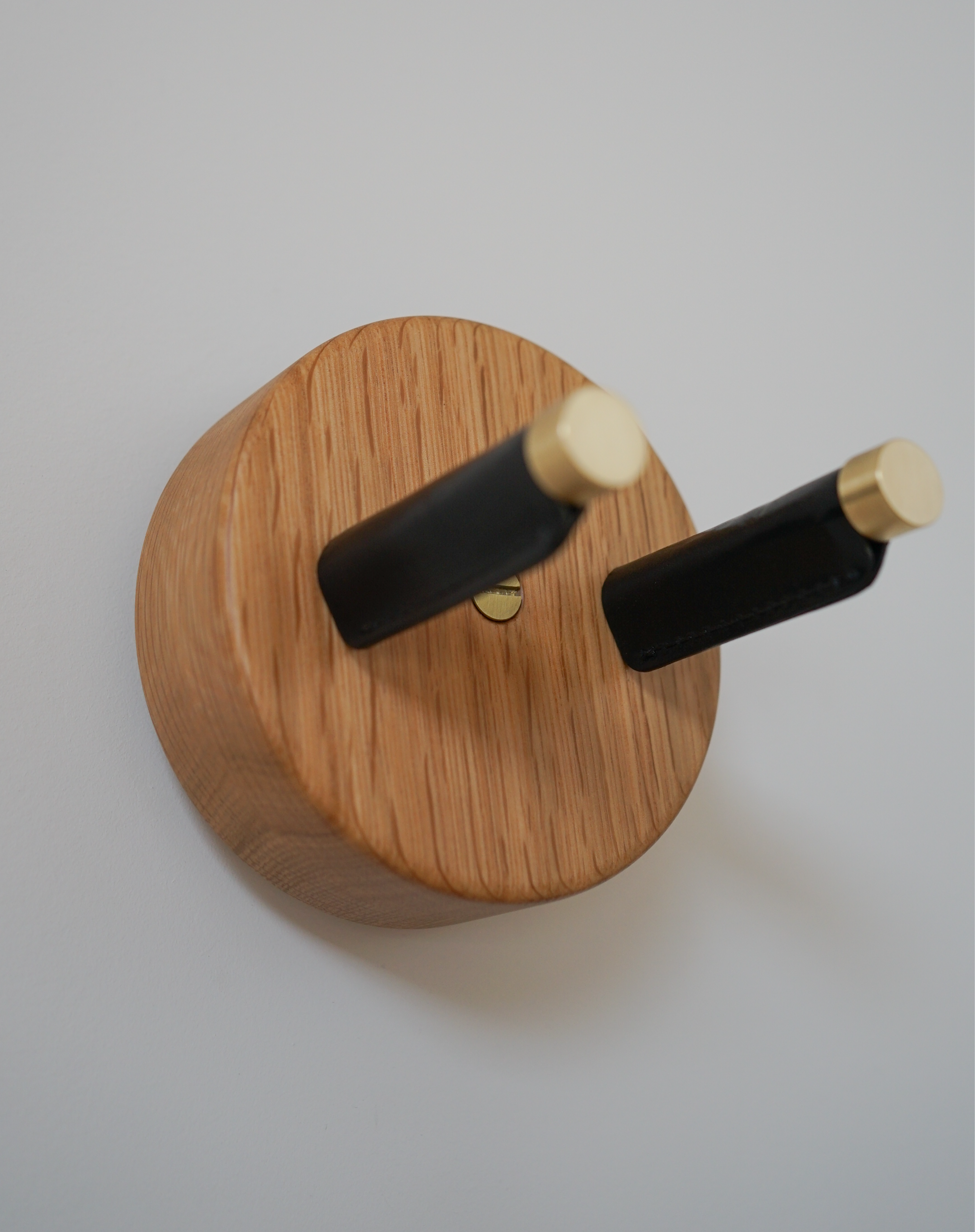 Oak Hyla Guitar Wall Hanger - American Music Furniture