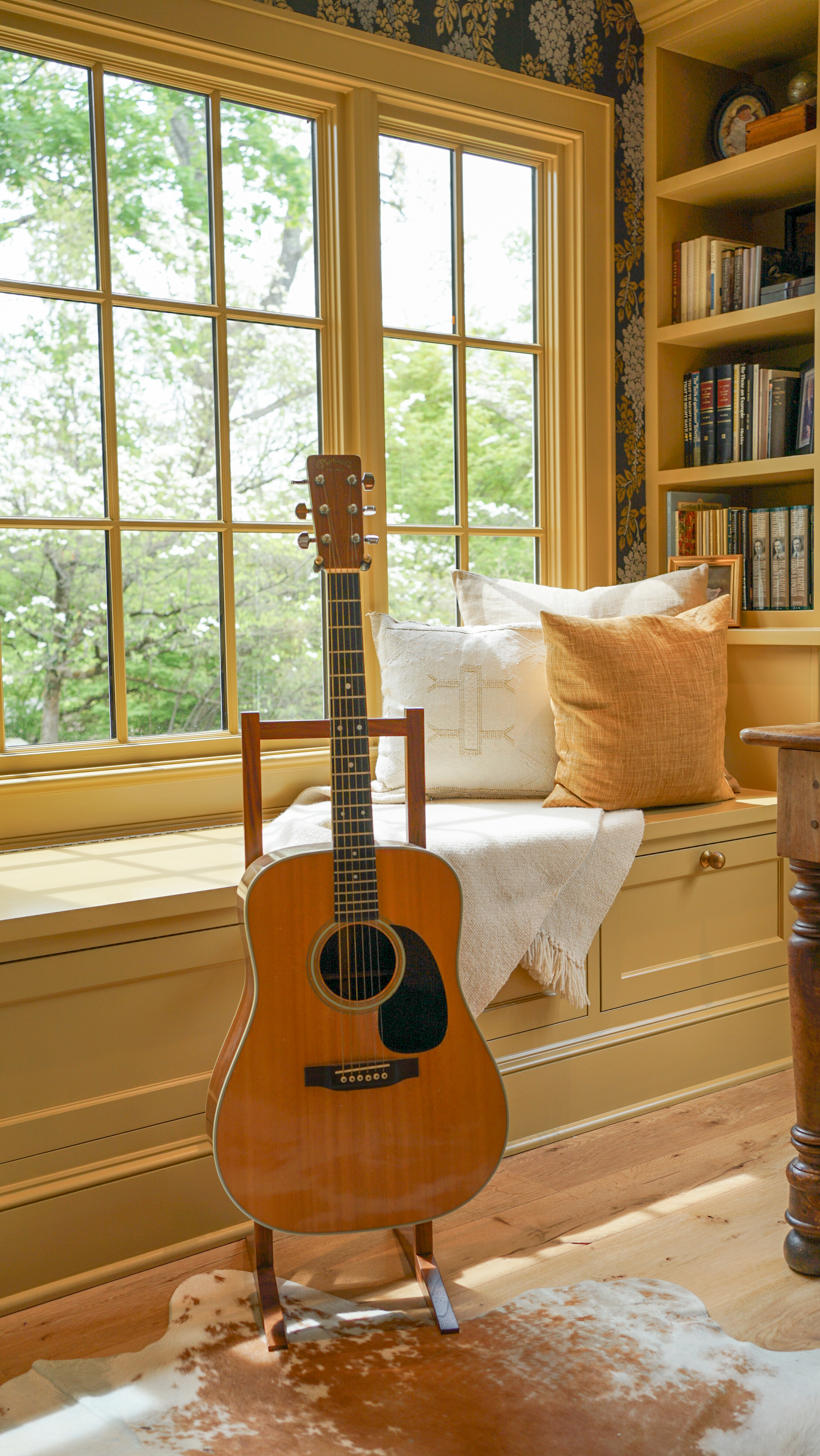 Solo Single Guitar Stand - American Music Furniture
